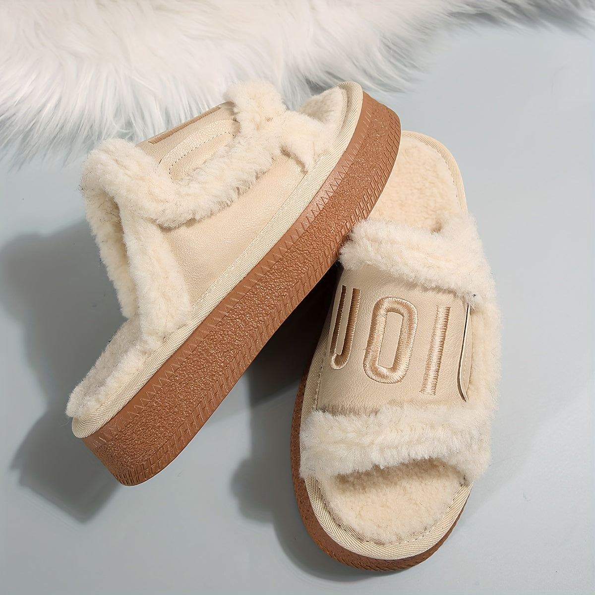 Fashionable Chunky Platform Slippers with Faux Fur for Indoor Comfort - Women's Home Slippers - Cozy & Stylish - Soft Faux Fur Lining - Perfect for Lounging & Relaxing - Ideal Gift for Women